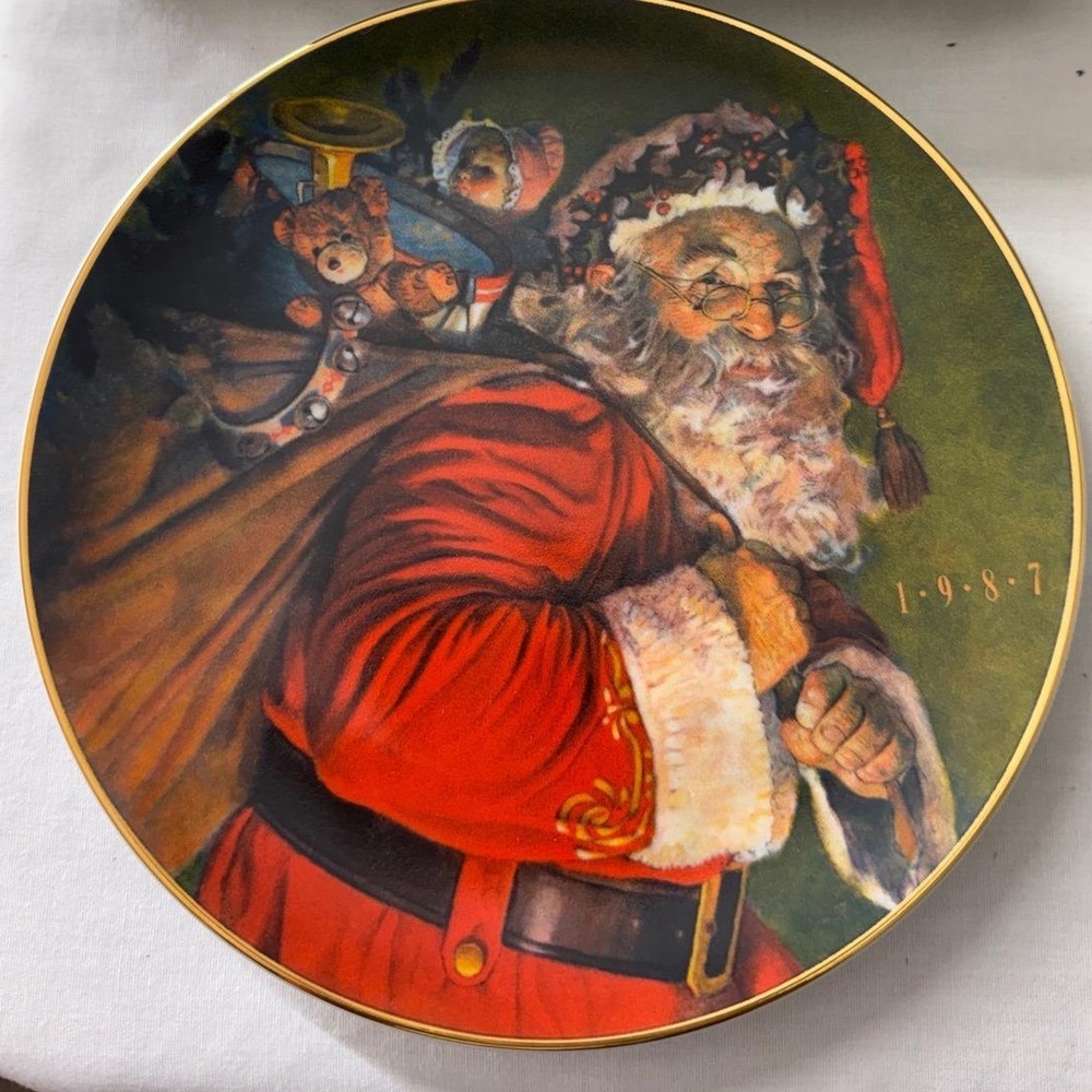 Avon 1987 Christmas Plate The Magic That Santa Brings Porcelain 22K Gold Trim 8"
